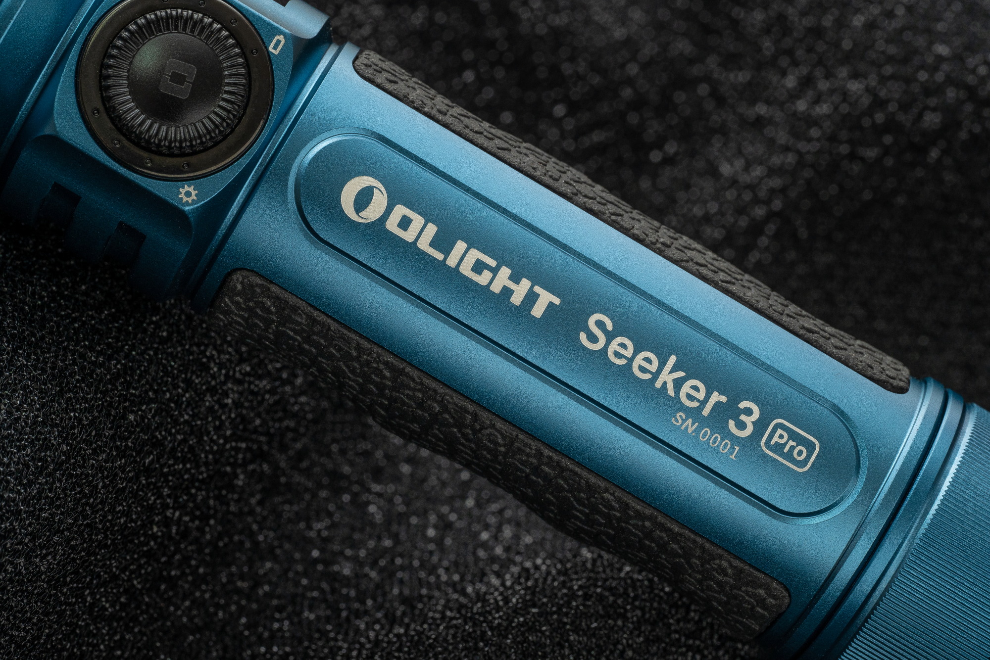 【限量湖水藍】Olight SEEKER 3 PRO 4200流明 250米 強泛光LED手電筒 電量顯示 防水 露營 登山