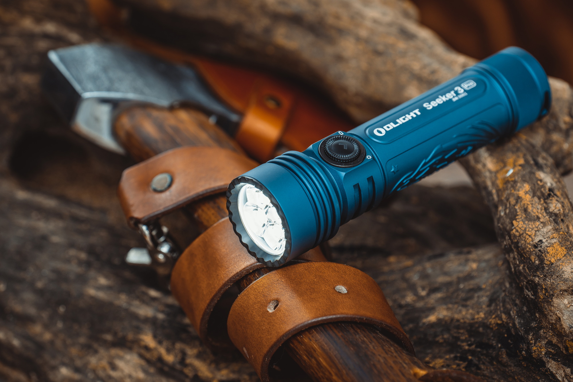 【售罄】Olight SEEKER 3 PRO 暗夜藍  4200流明 250米 強光LED手電筒 露營 登山 電量顯示